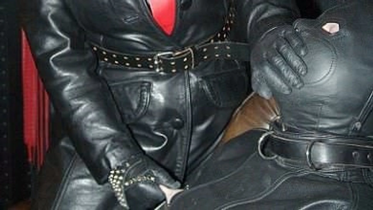 The Leather Domina – Leather Fetish – Total Leather Bondage